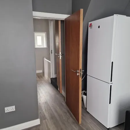 Impeccable 3-bed In Bradford To Explore Apartment *