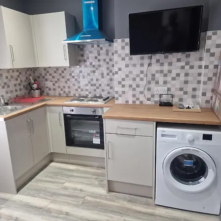 Impeccable 3-bed In Bradford To Explore Apartment