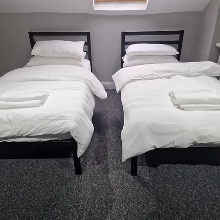 Impeccable 3-bed In Bradford To Explore Bradford (West Yorkshire)