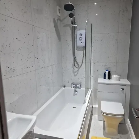 Impeccable 3-bed In To Explore Bradford (West Yorkshire)