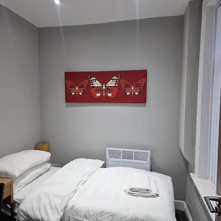 Impeccable 3-bed In To Explore * Bradford (West Yorkshire)